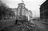 20. Februar 1990. Berlin. Tiergarten/Berlin-Mitte. Abbau der Mauer (DDR Grenze) beim Reichstag.