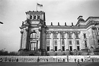 20. Februar 1990. Berlin. Tiergarten/Berlin-Mitte. Abbau der Mauer (DDR Grenze) beim Reichstag.