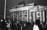 Brandenburger Tor. Dezember 1989. Kurz nach Mauer-<br>öffnung. Am Abend.