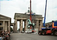 16. Juli 1991. Berlin. Berlin-Mitte.Die restaurierte Quadriga wird auf das Brandenburger Tor montiert .