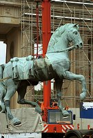16. Juli 1991. Berlin. Berlin-Mitte.Die restaurierte Quadriga wird auf das Brandenburger Tor montiert .