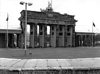 14. 11. 1989. Berlin. Berlin-Mitte. Mauer am Brandenburger Tor. 