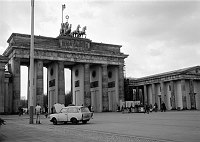18.01.1990 Berlin-Mitte, Blick vom Pariser Platz auf das Brandenburger Tor.