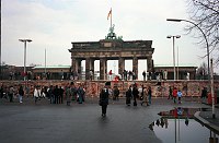 19. Februar 1990.  Berlin. Berlin-Mitte. Die DDR Grenze fällt. Berliner Mauer. Brandenburger Tor