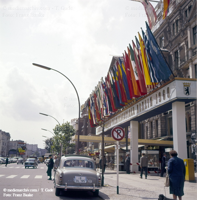 Hotel am Zoo. X. Internationale Filmfestspiele. Flaggen