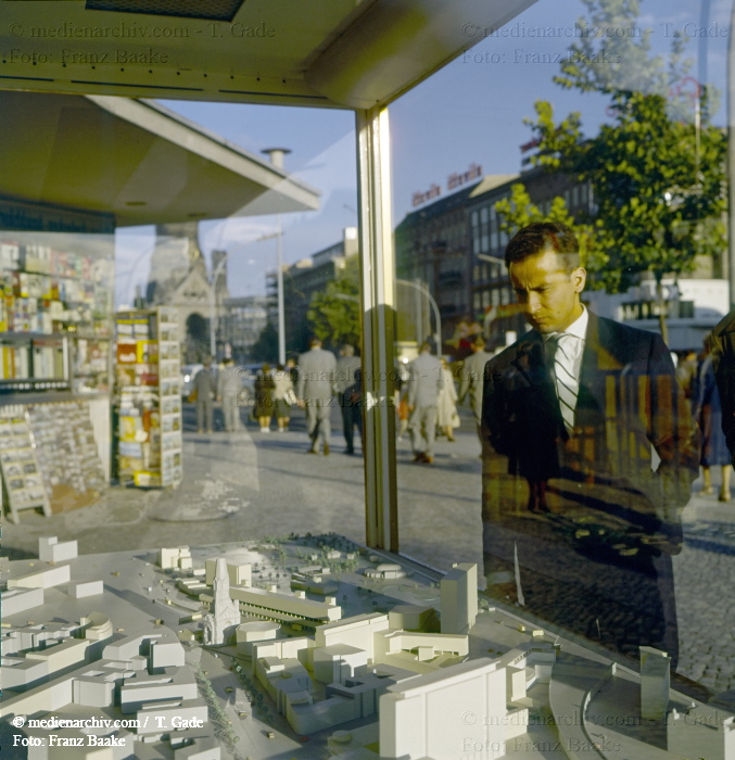 Kurfürstendamm. Ein Mann blickt in ein Schaufenster