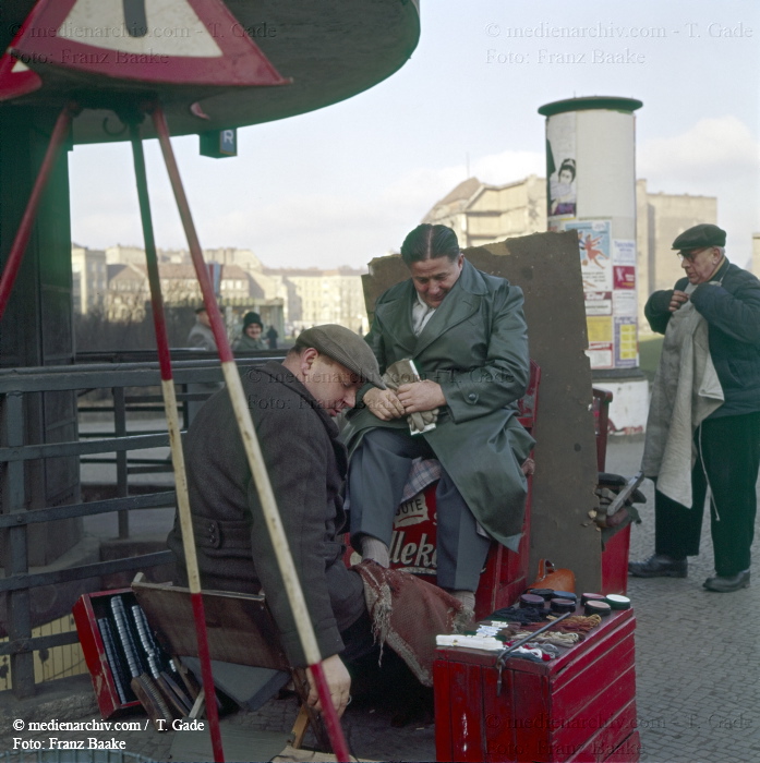 1960. Deutschland. Berlin. Schuhputzer