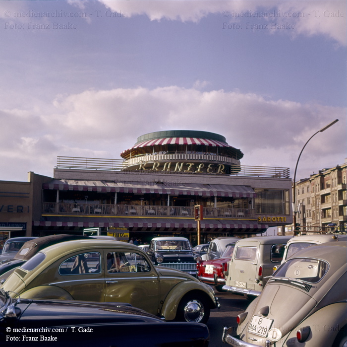 1961. Kurfüstendamm. Café Kranzler. VW-Käfer