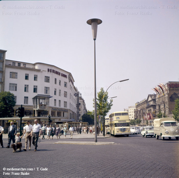1961. Kurfüstendamm Ecke Joachimsthaler Straße. Links: Verkehrspolizist in einer Kabine. Straßenlaterne