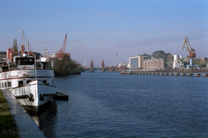 November 2002. Berlin. Friedrichshain. Fluss Spree. Ausflugsdampfer