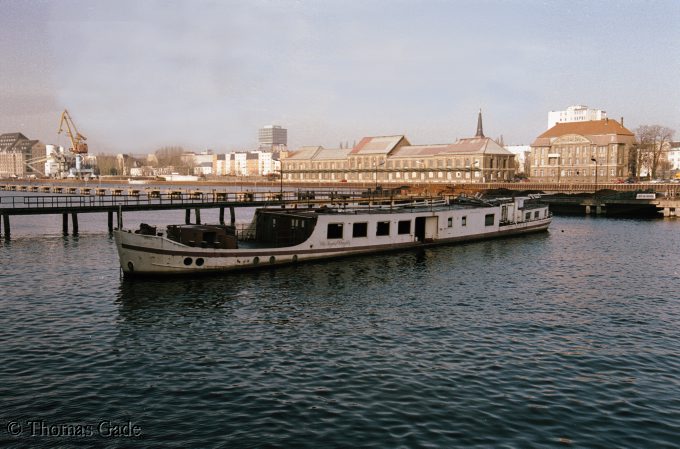 November 2002. Berlin. Friedrichshain. Fluss. Spree.