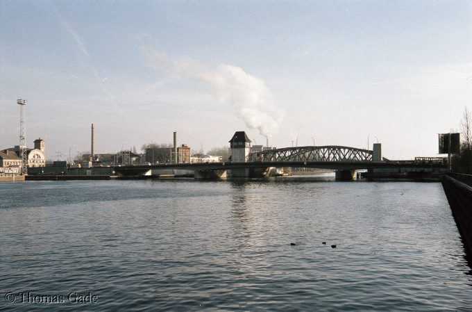 November 2002. Berlin. Friedrichshain. Fluss. Spree. Elsenbrücke