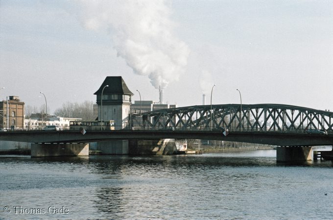 November 2002. Berlin. Friedrichshain. Fluss. Spree. Elsenbrücke