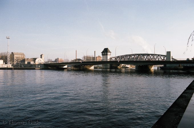 November 2002. Berlin. Friedrichshain. Fluss. Spree. Elsenbrücke
