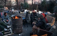 Januar 1996. Berlin. Prenzlauer Berg. Helmholzplatz. Eine Gruppe junger Leute lagert trotz der winterlichen Kälte auf dem Helmholzplatz. Sie protestieren damit gegen den schlechten Zustand ihrer anliegenden Wohungen.
