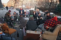 Januar 1996. Berlin. Prenzlauer Berg. Helmholzplatz. Eine Gruppe junger Leute lagert trotz der winterlichen Kälte auf dem Helmholzplatz. Sie protestieren damit gegen den schlechten Zustand ihrer anliegenden Wohungen.