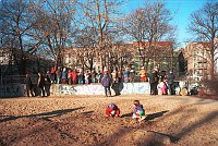 Januar 1999. Deutschland. Berlin. Prenzlauer Berg. Helmholtzplatz. Spielplatz 