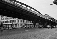September 1988. DDR. Berlin. Ostberlin. Prenzlauer Berg. Schönhauser Allee / Dimitroffstr. (Heute: Danziger Str.)  Hochbahn / U-Bahn. Ein Konvoi mit Polizeibegleitung.