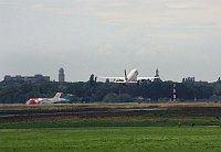 9. 8. 2011. Berlin. Tegel. Flugzeuge beim Start auf dem  Flughafen Tegel.