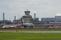 9. 8. 2011. Berlin. Tegel. Flugzeug beim Starten auf dem Flughafen Tegel.