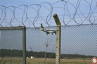 3. April 2005.Flugzeug im Landeanflug auf Berlin Tegel. Flugverkehr. Luftverkehr. Flugplatz