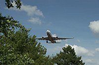 25. 7. 2010. Berlin. Flugzeug von Air Berlin kurz vor der Landung in Berlin Tegel.
