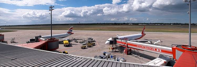 20. 6. 2010. Berlin. Tegel. Flughafen. Flugzeuge. Blick von der Besucherterrasse.