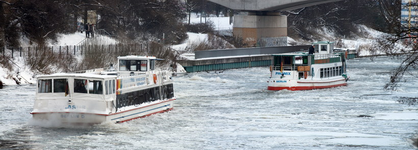 26. 12. 2010. Berlin. Winter. Berlin-Spandauer-Schifffahrtskanal am Weddinger Nordufer. Zwei Ausflugsdampfer fahren durch das Eis. Winter