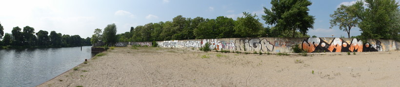 4. 5. 2008. Berlin. Mitte. Wedding. Lagerfläche am Berlin-Spandauer-Schifffahrtskanal beim Stade Napoleon. Segmente der ehemaligen Berliner Mauer
