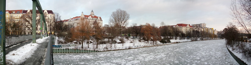 3. 2. 2010. Berlin. Mitte. Wedding. Nordufer. Zugefrorener Berlin-Spandauer-Schifffahrtskanal im Winter. Schnee. Eis