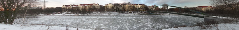 3. 2. 2010. Berlin. Mitte. Wedding. Nordufer. Zugefrorener Berlin-Spandauer-Schifffahrtskanal im Winter. Schnee. Eis