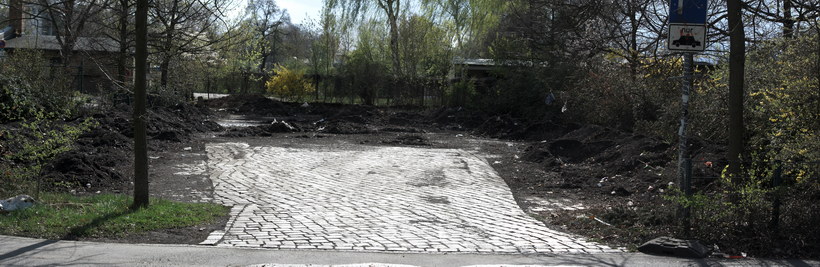 21. 4. 2010. Berlin. Mitte. Wedding. Parkplatz am Ende des Nordufers beim Plötzensee. Im Winter wird hier Schnee zum Schmelzen gesammelt. Der Parkplatz ist deswegen verschmutzt