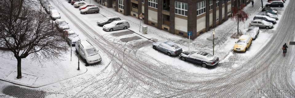 18. 12. 2009. Berlin. Mitte. Wedding. Sprengelkiez. Samoastraße. Kiautschoustraße. Winter. Schnee. Verschneite Straße