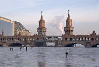 29. 1. 2006. Berlin. Friedrichshain. Oberbaumbrücke. Zugefrorener Fluss. Fluß Spree. Bereich zwischen Friedrichshain und Kreuzberg. Winter.