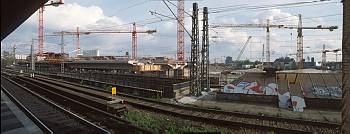 18. April 1999. Berlin. Tiergarten. Lehrter Bahnhof. U-Bahnhof, S-Bahnhof. Im Umfeld finden Bauarbeiten statt. (Panorama aus drei Einzelbildern.)