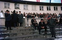 um 1966. Bayern. Garmisch Partenkirchen. Alpenvorland. Winter. Eislaufstadion. Zuschauer auf der Tribüne. Wintersport
