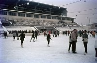 um 1966. Bayern. Garmisch Partenkirchen. Alpenvorland. Winter. Eislaufstadion. Schlittschuhlaufen. Wintersport