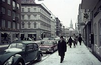 1955. Bayern. München. Winter. Schnee auf dem Bürgersteig