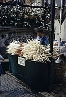 1980. Deutschland. Regensburg. Radi auf dem Gemüsemarkt.