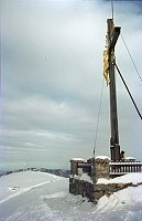 um 1968. Bayern. Zugspitze. Alpen. Berge. Schnee. Gipfelkreuz