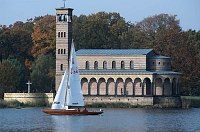 1. 11. 2009. Brandenburg. Potsdam. Scarow. Heilandskirche an der Havel. Segelboot. segeln