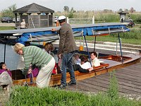 29. 5. 2011. Brandenburg. Linum. Passagiere beim Einsteigen in das solargetriebene Motorboot 'Atlantis' auf dem Amtmannkanal