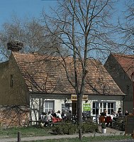 18. 4. 2010. Brandenburg. Linum. Haus mit Storchennest - Horst auf dem Dach und kleinem Biergarten. Restaurant. Gastronomie.