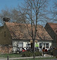 18. 4. 2010. Brandenburg. Linum. Haus mit Storchennest - Horst auf dem Dach und kleinem Biergarten. Restaurant. Gastronomie.