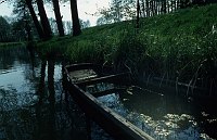 1994. Brandenburg, Spreewald. Die Kähne werden vor der Saison geflutet, damit das Holz aufquillt und  Ritzen schließt. Kahn im Fließ.