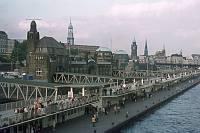 1972. Hamburg. Landungsbrücken an dem Fluß. Fluss Elbe.