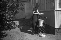 um 1938. vermutlich Bayern. Eine Frau putzt Schuhe