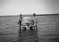1938. Mecklenburg-Vorpommern. Rügen. Ostseebad Binz. Strand. Ostsee.  Ball mit der Aufschrift Voigtländer.
