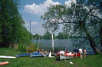1995. Mecklenburg-Vorpommern. Feldberger Seengebiet. Carwitz. Boote auf dem Campingplatz. Carwitzer See