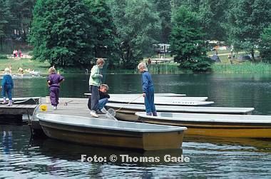 Mai 1995. Mecklenburg-Vorpommern. Feldberger Seen-Gebiet. Campingplatz Thomsdorf. Kinder auf einem Bootssteg am Dreetzsee. 